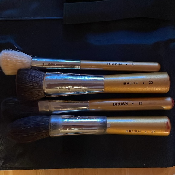 Trish McEvoy 20 Gold Brushes and Case bundle - Picture 3 of 8